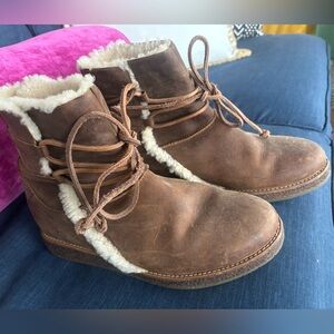 9.5 UGG Luisa brown leather boots